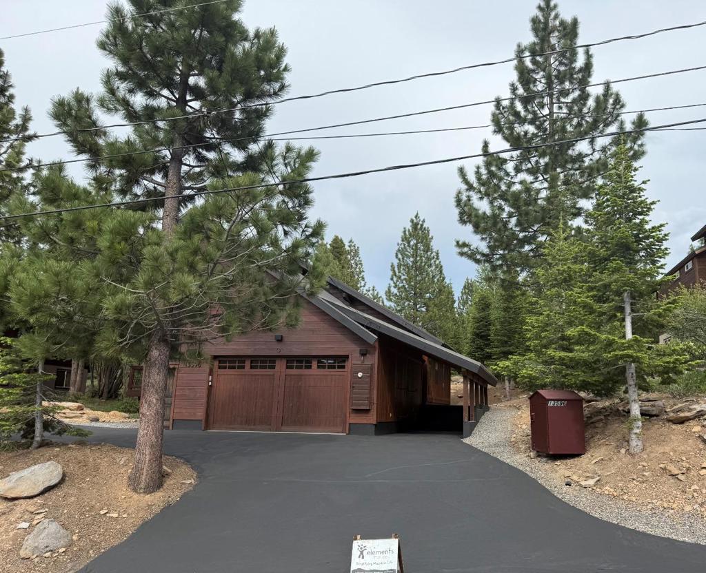 A property available for sale at 13596 Hillside Drive, Truckee, CA 96161.