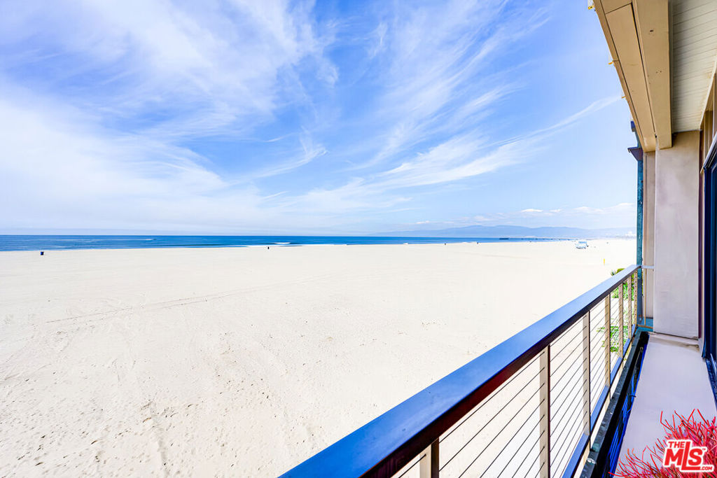 A property available for sale at 1 Spinnaker Street 11, Marina Del Rey, CA 90292.