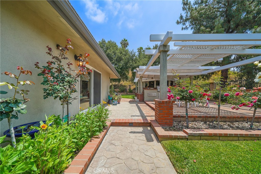 A property available for sale at 2082 Kaia Lane, Sierra Madre, CA 91024.