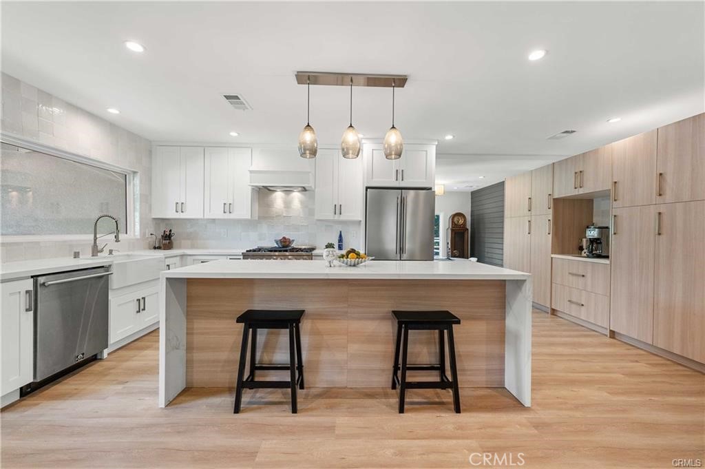 A property available for sale at 7600 Earldom Avenue, Playa Del Rey, CA 90293.