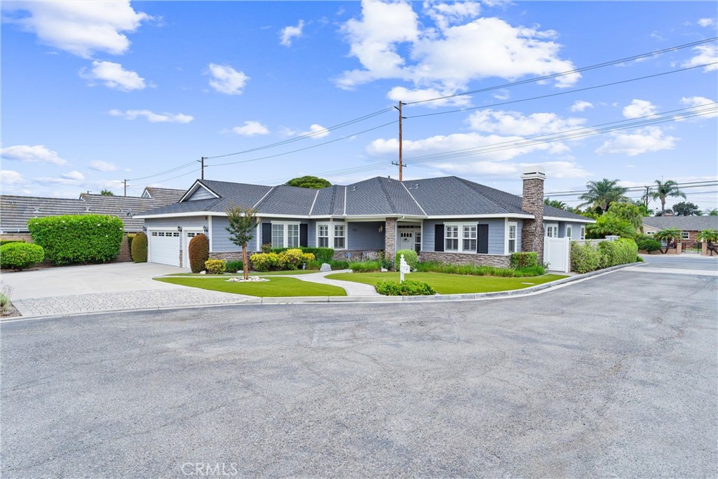 A property available for sale at 1522 Oakhill Court, Santa Ana, CA 92705.