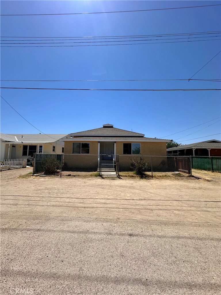 A property available for sale at 331 Adeline Street, Maricopa, CA 93252.