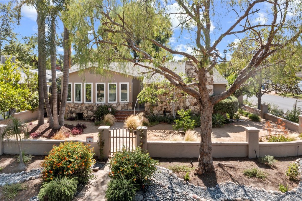 A property available for sale at 4855 Arcola Avenue, Toluca Lake, CA 91601.
