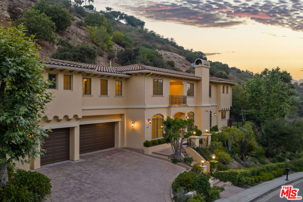 A property available for sale at 3697 Benedict Canyon Lane, Sherman Oaks, CA 91423.