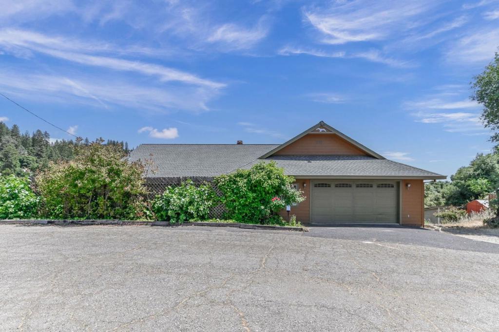 A property available for sale at 18757 Sunrise Way, Tuolumne, CA 95379.