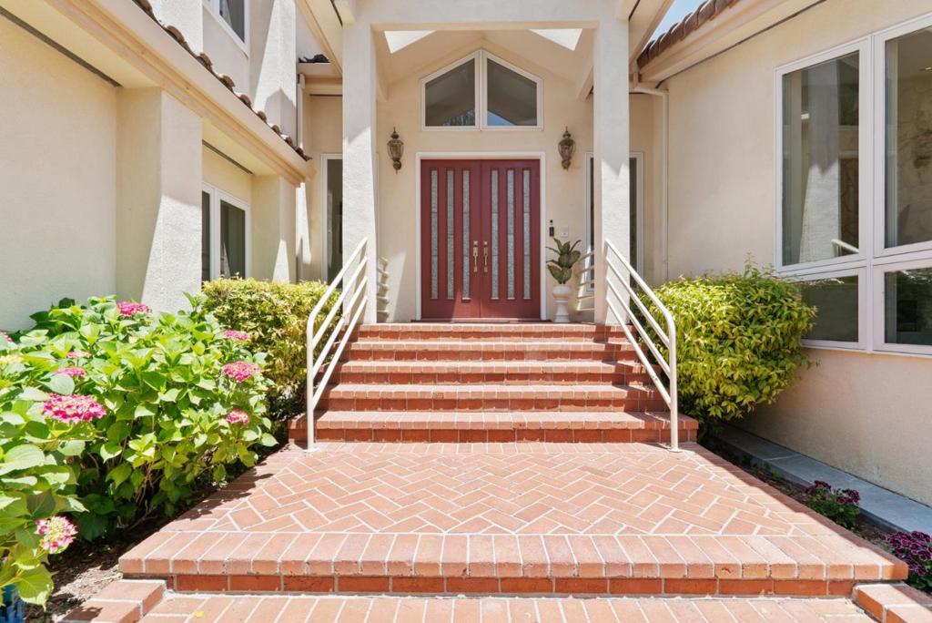 A property available for sale at 29 Kite Hill Road, Santa Cruz, CA 95060.