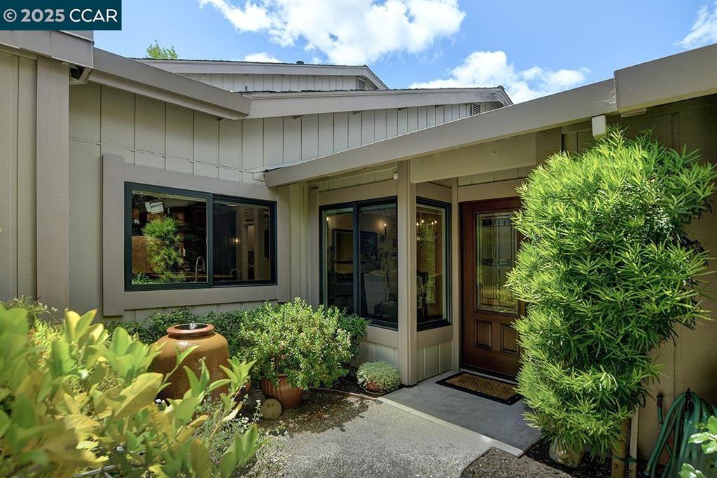 A property available for sale at 633 Terra California Dr 6, Walnut Creek, CA 94595.