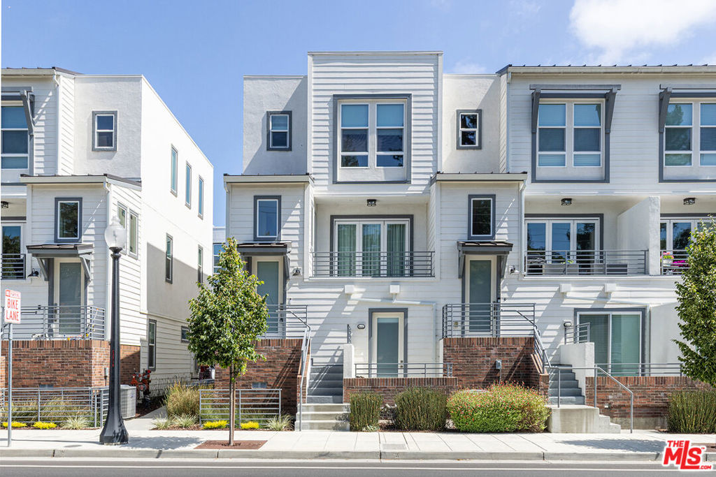 A property available for sale at 1640 3rd Street, Napa, CA 94559.