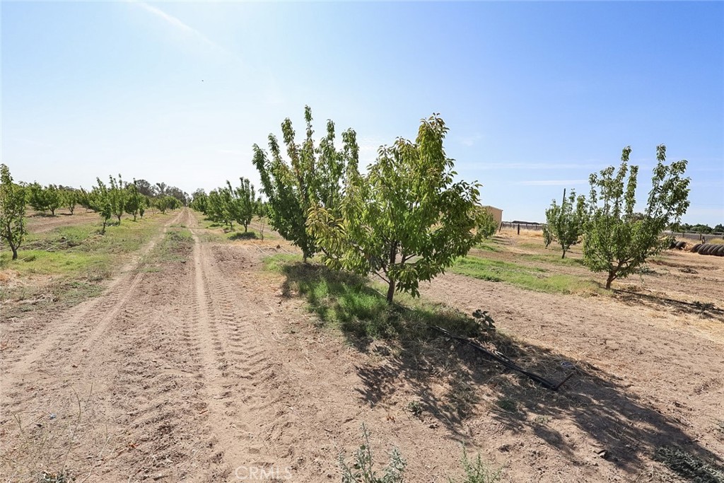 A property available for sale at 23652 Road 18 3/4, Chowchilla, CA 93610.