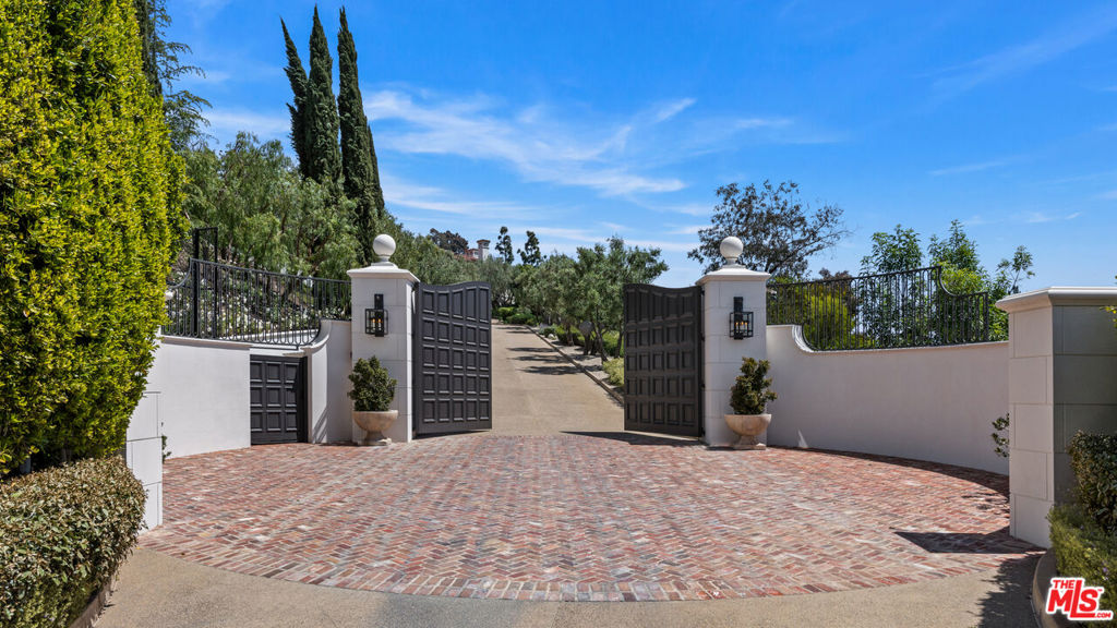 A property available for sale at 9904 Kip Drive, Beverly Hills, CA 90210.