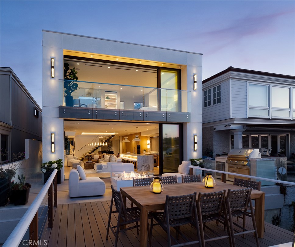 A property available for sale at 642 Via Lido Nord, Newport Beach, CA 92663.