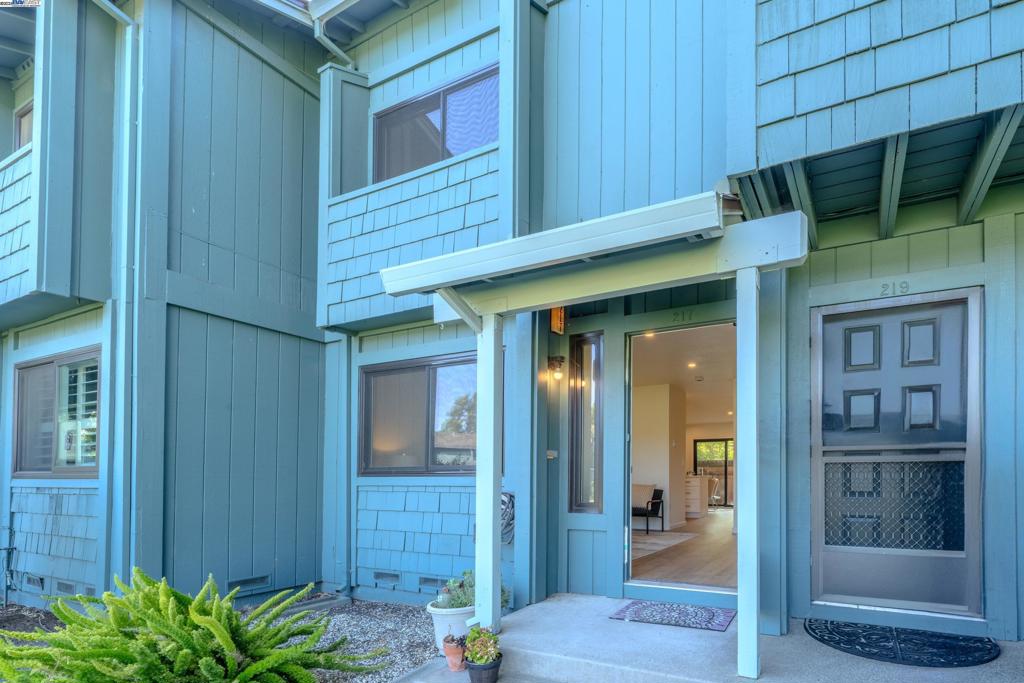 A property available for sale at 217 College View Dr, Rohnert Park, CA 94928.