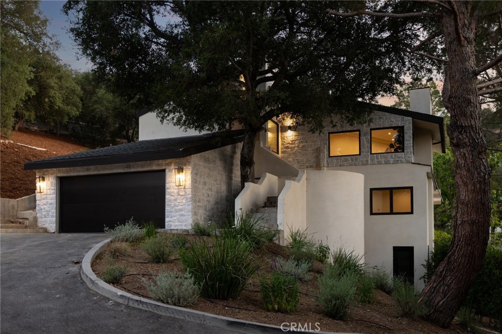 A property available for sale at 3534 Mound View Avenue, Studio City, CA 91604.