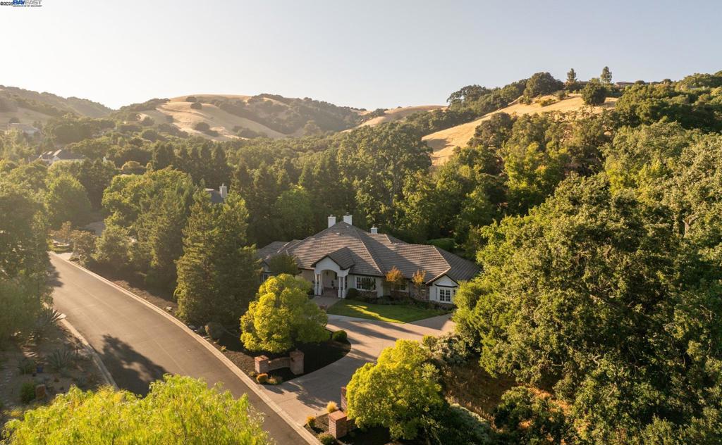 A property available for sale at 5318 Stonehurst Drive, Martinez, CA 94553.