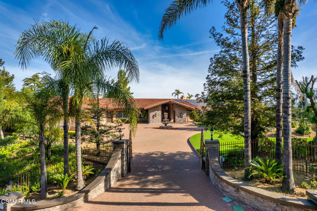 A property available for sale at 11 Inverness Road, Thousand Oaks, CA 91361.