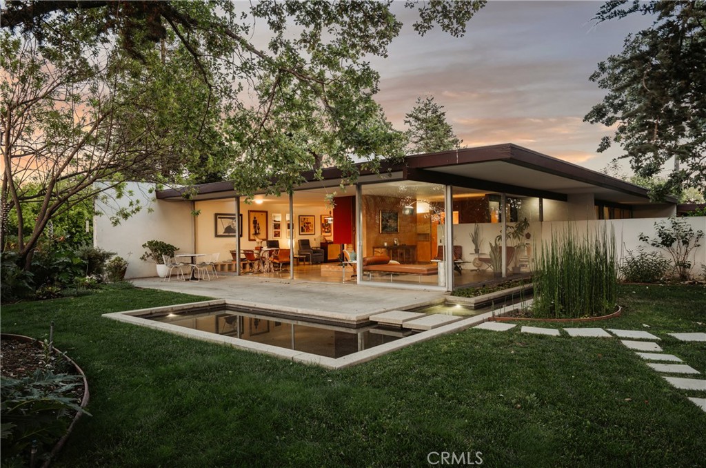 A property available for sale at 1248 La Peresa Drive, Thousand Oaks, CA 91362.