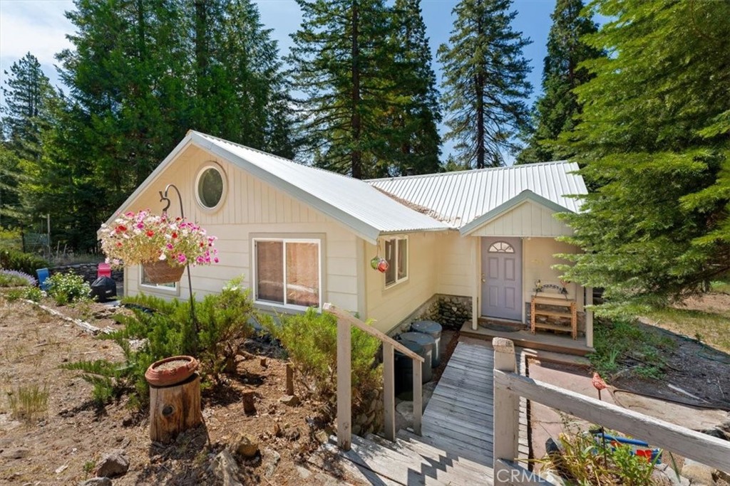 A property available for sale at 930 Davis Place Road, Mount Shasta, CA 96067.